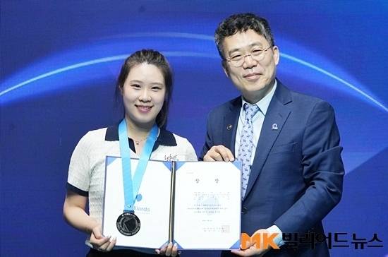 6년9개월 만에 전국대회 우승을 노렸지만 아쉽게 준우승에 머문 김정현(왼쪽)이 대한당구연맹 서수길 회장과 포즈를 취하고 있다.