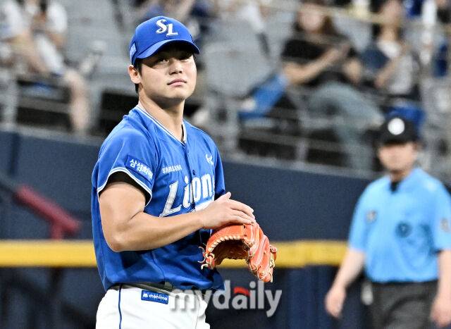 22일 오후 서울 고척스카이돔에서 진행된 '2026 프로야구 KBO리그' 키움히어로즈와 삼성라이온즈의 경기. 삼성 김백산이 4회말 무사 1루서 데이비슨의 타구를 병살로 연결한 수비진에 박수를 치고 있다./마이데일리