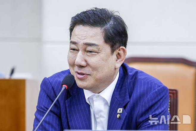 [서울=뉴시스] 정병혁 기자 = 김병기 무소속 의원이 지난 7월6일 서울 여의도 국회에서 열린 국방위원회 전체회의에서 인사말을 하고 있다. 2026.07.06. jhope@newsis.com