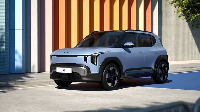[서울=뉴시스] 기아가 신형 컴팩트 전동화 SUV ‘더 기아 EV2(The Kia EV2, 이하 EV2)’를 9일(현지 시간) 벨기에 브뤼셀 엑스포(Brussels Expo)에서 열린 ‘2026 브뤼셀 모터쇼(Brussels Motor Show 2026)’에서 공개했다.EV2는 도심 주행에 최적화된 제원과 개성 있는 디자인, 차급을 뛰어넘는 실내 공간 및 편의사양을 갖춘 기아의 여섯 번째 전용 전기차로, 컴팩트(글로벌 B 세그먼트) 전동화 SUV 시장에서 새로운 기준을 제시하며 전기차 대중화에 앞장선다. 사진은 기아 EV2 모습. (사진=기아 제공) 2025.01.09. photo@newsis.com *재판매 및 DB 금지