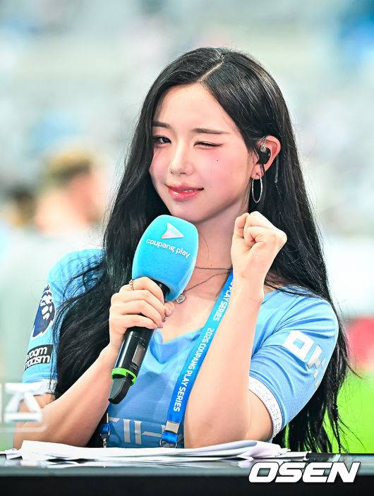 [OSEN=서울월드컵경기장, 민경훈 기자] 5일 오후 서울월드컵경기장에서 ‘2026 쿠팡플레이 시리즈’ 팀 K리그와 맨체스터 시티(맨시티)의 경기가 진행됐다.맨시티는 엘링 홀란과 로드리 등 일부 주축 선수가 2026 국제축구연맹(FIFA) 북중미월드컵 이후 휴식으로 한국 투어에 참가하지 않았다. 필 포든과 잔루이지 돈나룸마, 니코 곤살레스, 제레미 도쿠 등이 한국을 찾았다.트리플에스 김채연이 인터뷰를 하고 있다. 2026.08.05 / rumi@osen.co.kr