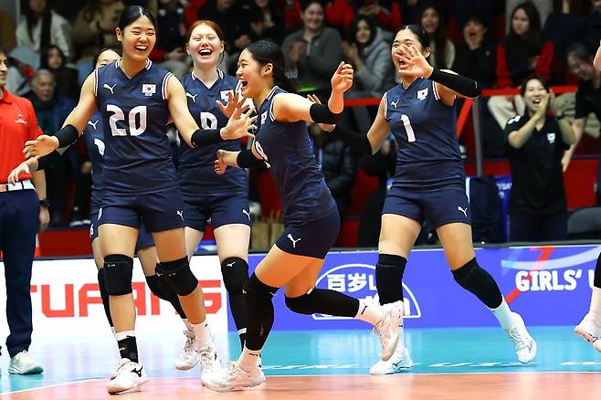 기뻐하는 17세 이하 여자배구대표팀 선수들 17세 이하 여자배구대표팀 선수들이 8일(한국시간) 칠레 로스안데스에서 열린 2026 국제배구연맹(FIVB) U-17 여자세계선수권대회 조별리그 D조 2차전 대만과 경기에서 득점한 뒤 기뻐하고 있다. [FIVB 홈페이지 캡처. 재배포 및 DB 금지]