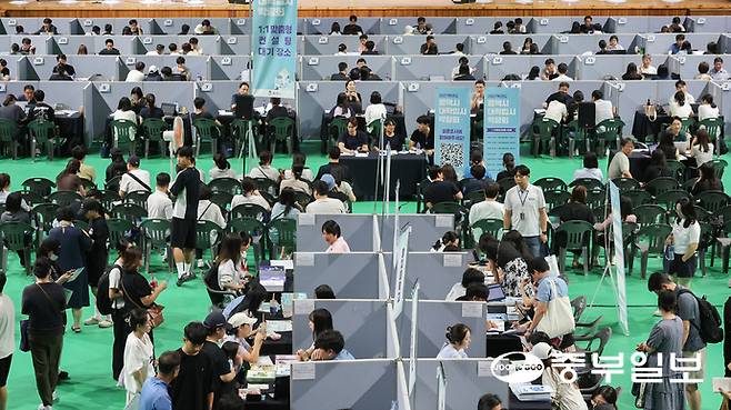 평택시 이충문화체육센터가 입시 정보를 얻기 위해 방문한 학생들과 학부모들로 붐비고 있다. 임채운기자