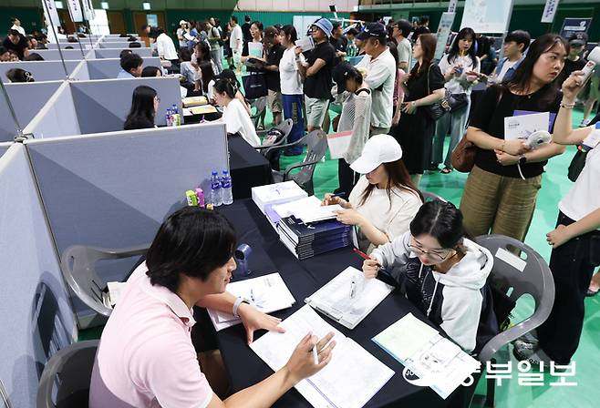 학생과 학부모들이 입시상담을 받고 있다. 임채운기자