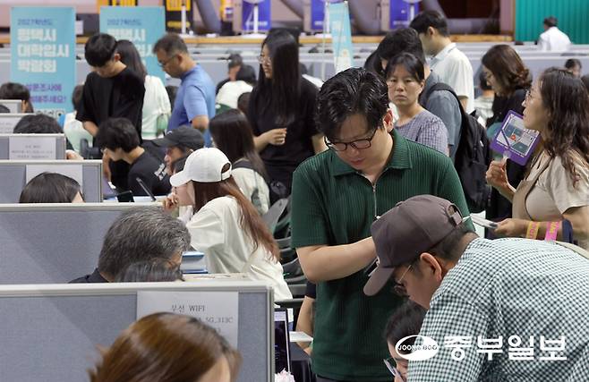 8일 오후 평택시 이충문화체육센터에서 열린 2027학년도 평택시 대학입시 박람회를 찾은 학생과 학부모들이 입시상담을 받고 있다. 임채운기자