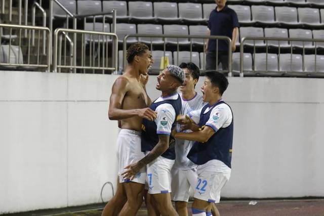 프로축구 K리그2 대구FC의 데커스(왼쪽 첫 번째)가 지난 7일 경남FC와의 원정경기에서 골을 넣고 기뻐하고 있다. 대구FC 제공