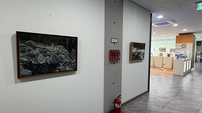 ▲ 김천1일반산업단지 복합문화센터에서 오는 9월 3일까지 열리는 회화 기획전 '기억을 걷는 시간'.