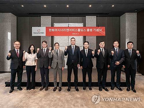 한화머시너리앤서비스홀딩스 공식 출범, 테크·라이프 부문 지주사 체제 첫발(서울=연합뉴스) 김형조 한화호텔앤드리조트 대표이사(오른쪽 네 번째)가 서울 중구 더 플라자에서 열린 '한화머시너리앤서비스홀딩스 출범 기념식'에서 참석자들과 기념 촬영하고 있다. 2026.8.3 [한화비전 제공. 재판매 및 DB 금지] photo@yna.co.kr