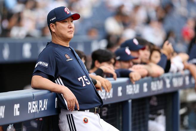두산 이진영 타격코치가 16일 창원NC파크에서 열린 2026 KBO리그 정규시즌 NC전을 더그아웃에서 지켜보고 있다. 사진 | 두산 베어스