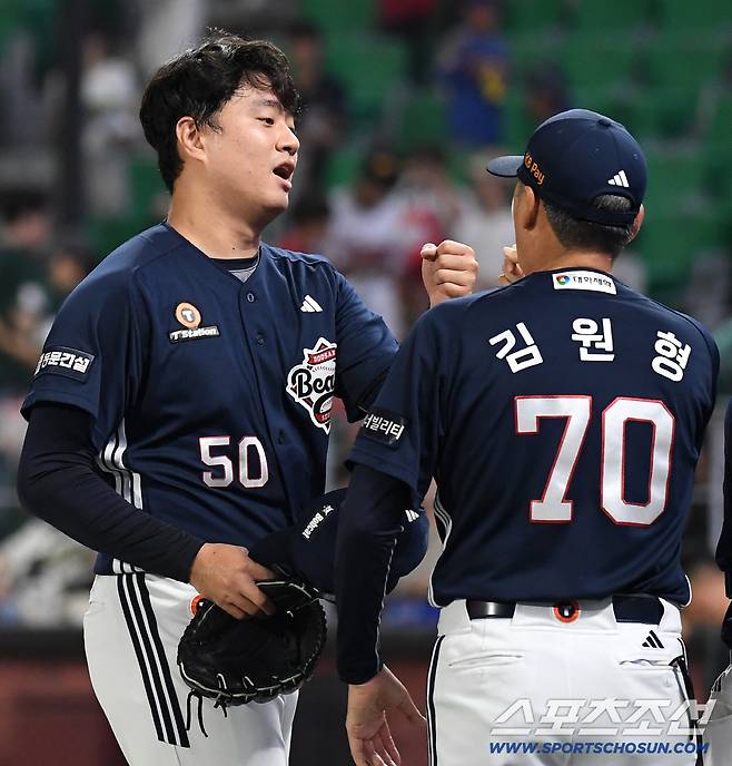 28일 인천 SSG랜더스필드에서 열린 두산과 SSG 경기. 두산이 10회 연장 끝에 SSG에 승리했다. 이영하와 하이파이브를 나누고 있는 김원형 감독. 인천=송정헌 기자songs@sportschosun.com/2026.07.28/