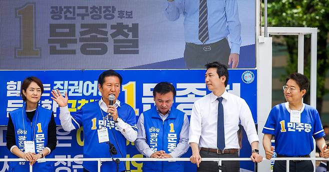 [서울=뉴시스] 정병혁 기자 = 정청래 더불어민주당 총괄상임선거대책위원장이 28일 서울 광진구 롯데백화점 건대스타시티점 앞에서 문종철 광진구청장 후보 지원유세를 하고 있다. 2026.05.28. jhope@newsis.com