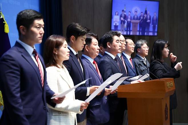 국민의힘 개혁성향 모임 ‘대안과 미래’ 소속 이성권 의원과 의원들이 6월 11일 오전 서울 여의도 국회 소통관에서 중앙선거관리위원회 투표지 부족 사태 관련 입장문 발표를 하고 있다.
