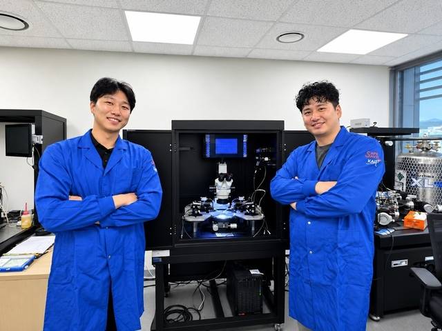 김대원(왼쪽) KAIST 반도체공학대학원 박사과정(제1저자) 과 최신현(오른쪽) KAIST 석좌교수.