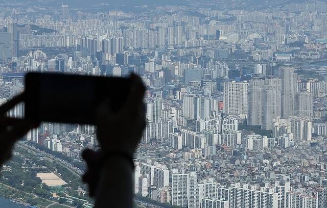 서울 송파구 롯데월드타워 전망대 서울스카이에서 바라본 서울 시내 아파트 및 빌라 단지의 모습. [연합뉴스]
