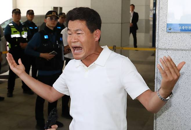 한국사 강사 출신의 유튜버 전한길씨가 지난달 27일 오후 경남 창원 성산구 경남도선거관리위원회에서 열린 6·3 지방선거에서 44표 차로 당락이 갈린 통영시장 선거 재검표에 앞서 개표참관인으로 참석하기 전 발언하고 있다. 뉴스1