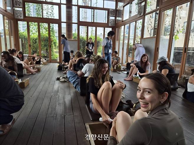 서울한방진흥센터의 한방 체험 프로그램에 참여한 미국 노스웨스턴대학교 학생들이 보제원에서 약초 족욕을 체험하고 있다. 이우사 기자