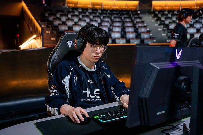 2026 LCK 정규 시즌 3라운드 경기를 소화 중인 한화생명 ‘제우스’ 최우제의 모습. 라이엇 게임즈 제공