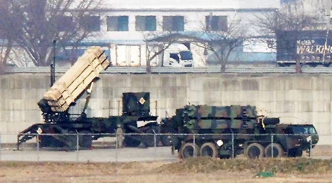 (평택=뉴스1) 김영운 기자 = 경북 성주에 있는 사드(THAAD·고고도 미사일 방어체계) 발사대 6기가 중동지역으로 반출된 것으로 알려진 가운데 3월11일 경기 평택시 주한미군 오산공군기지에 방공 무기체계인 패트리엇 미사일이 배치되어 있다.   최근 미국은 주한미군의 지대공 방공 무기 패트리엇(PAC-3)에 이어 고고도미사일방어체계 '사드'(THAAD) 장비 일부까지 중동으로 차출하는 움직임이 포착됐다. 2026.3.11/뉴스1  Copyright (C) 뉴스1. All rights reserved. 무단 전재 및 재배포,  AI학습 이용 금지. /사진=(평택=뉴스1) 김영운 기자