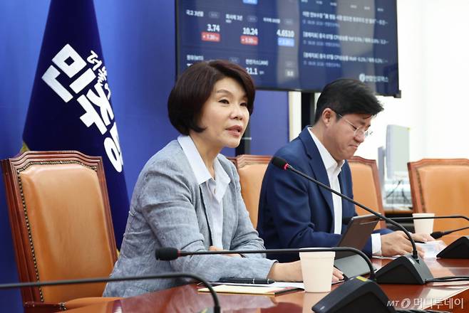 [서울=뉴시스] 최진석 기자 = 더불어민주당 정책위의장인 한정애(왼쪽) 의원이 9일 여의도 국회에서 현안 관련 간담회를 하고 있다. 2026.08.09.