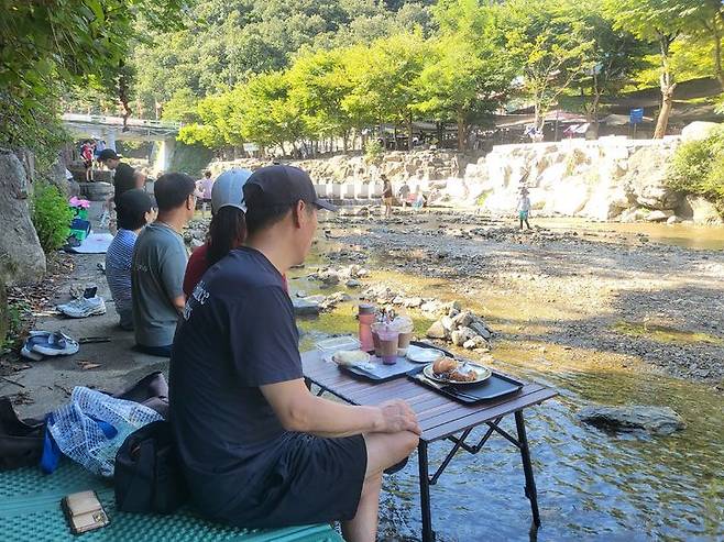 [광주=뉴시스] 최유리 인턴기자=광자원 계곡에서 빵과 커피를 즐기는 김영훈 씨 가족. *재판매 및 DB 금지