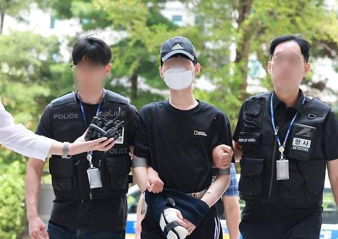 말다툼하다 모친 살해한 10대 아들 구속심사 (인천=연합뉴스) 황정환 기자 = 말다툼을 하다가 어머니를 살해한 10대 아들이 9일 오후 구속 전 피의자 심문(영장실질심사)을 받기 위해 인천지법으로 들어서고 있다. 2026.8.9 hwan@yna.co.kr