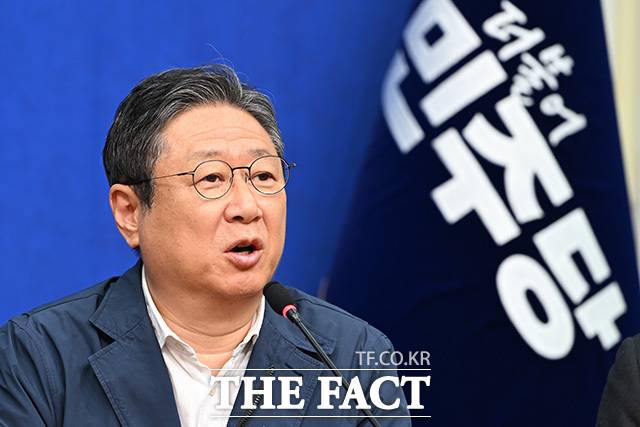 황희 더불어민주당 의원은 10일 '버스하우스' 제안 논란과 관련해 청년들에게 사과했다. 사진은 황 의원./남용희 기자