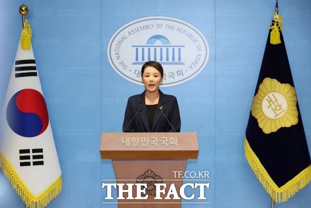 조국혁신당 내 성비위 사건과 관련해 명예훼손 혐의로 고소된 강미정 전 혁신당 대변인이 경찰에서 불송치 처분을 받은 것으로 확인됐다. 사진은 지난해 9월 4일 서울 여의도 국회 소통관에서 당내 성비위 의혹과 관련한 탈당 기자회견을 하고 있는 강 전 대변인의 모습. /뉴시스