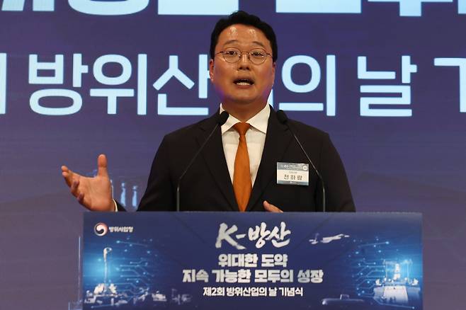 개혁신당 천하람 원내대표가 지난달 8일 서울 용산구 전쟁기념관에서 열린 제2회 방위산업의 날 기념식에서 축사를 하고 있다. /뉴스1