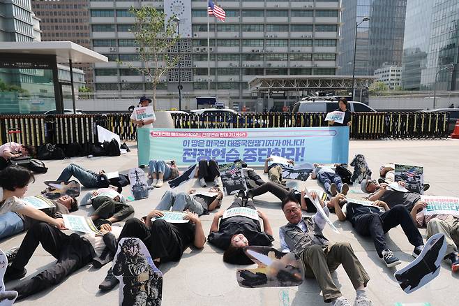 2026 8·15자주평화대행진추진위원회 관계자들이 지난 4일 서울 종로구 주한미국대사관 앞에서 한미연합 을지프리덤실드 전쟁연습 반대 퍼포먼스를 펼치고 있다. /연합뉴스