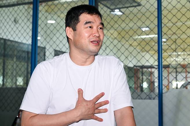 이환경씨가 6일 경기 고양의 한 수영장에서 한국일보와 인터뷰를 하고 있다. 박지연 인턴기자