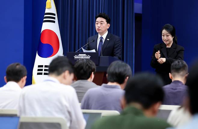 강훈식 대통령 비서실장이 10일 청와대 춘추관에서 메가프로젝트 민관합동 점검회의 결과 관련 브리핑을 하고 있다. 뉴스1