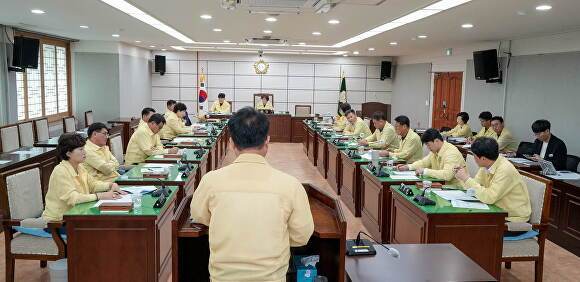 김제시의회가 폭염-가뭄 대응 긴급 의원간담회를 갖고 있다. [사진=김제시의회 ]