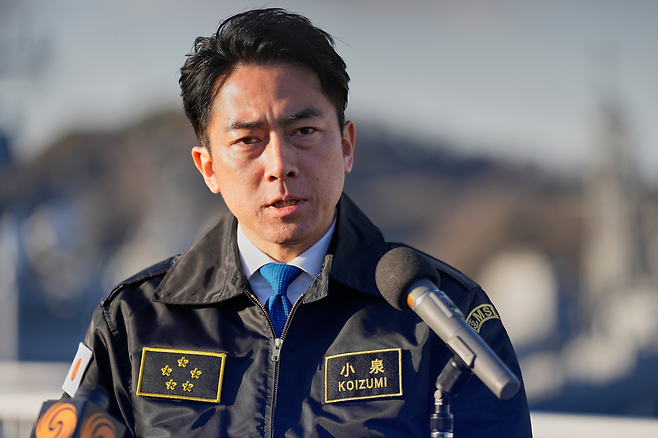 고이즈미 신지로 일본 방위상이 지난 1월 30일 일본 요코스카의 해상자위대 기지에서 안규백 국방부장관과 회담한 뒤 기자회견을 하고 있다. AP연합뉴스