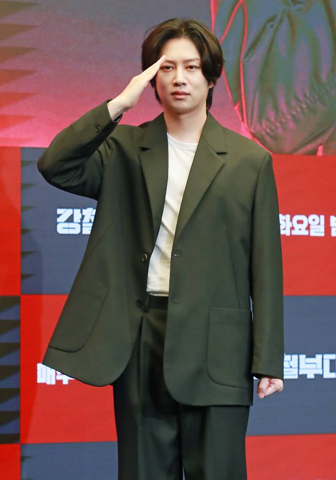 인천시가 내건 현수막 속 태극기가 뒤집혔다며 분노했던 슈퍼주니어 김희철이 자신의 잘못을 인정하고 사과했다. /사진=스타뉴스
