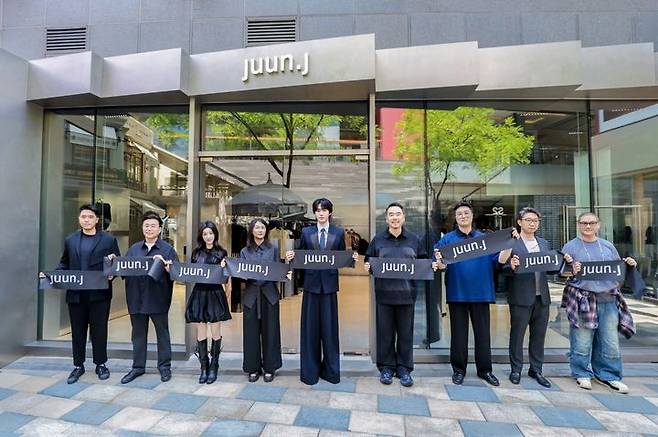 [서울=뉴시스] 삼성물산 패션부문의 글로벌 디자이너 브랜드 준지(JUUN.J)가 중국 베이징 싼리툰(三里屯) 타이쿠리(太古里)에 신규 매장을 7일 열었다. (왼쪽부터) 리창다(李昌达) 베이징 싼리툰 타이쿠리 부총경리, 이무영 삼성물산 패션부문 남성복사업부장・상무, 중국 배우 황이(黄羿), 박남영 삼성물산 패션부문 부문장, 준지 글로벌 앰배서더 안효섭 배우, 이현직 미스토 중화권 총괄 대표, 오준영 미스토 중화권 운영 총괄 대표, 마저딴(马泽丹) 베이징 싼리툰 타이쿠리 총경리, 앨런 팅(Allen Ting) 미스토 전략 파트너 (사진=삼성물산 제공) 2026.08.10. photo@newsis.com *재판매 및 DB 금지