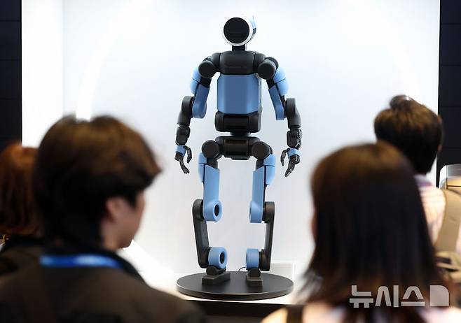 [서울=뉴시스] 조성우 기자 = 24일 서울 강남구 코엑스에서 열린 2026 국토교통기술대전을 찾은 관람객들이 현대자동차 부스에서  차세대 전동식 휴머노이드 로봇 '아틀라스'를 살펴보고 있다. 2026.06.24. xconfind@newsis.com