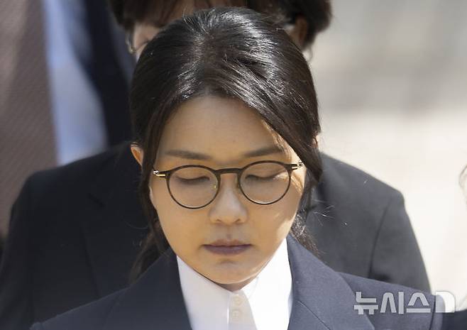 [서울=뉴시스] 김근수 기자 = 김건희 여사가 전당대회 당선을 대가로 자신에게 267만원 상당의 가방을 건넨 혐의로 기소된 김기현 국민의힘 의원 부부 재판에 증인으로 나왔다. 김 여사는 재판부가 증언거부권을 인정하지 않자 "제가 모르는 것도 상상의 나래를 펼쳐서 말해야 하느냐"며 반발했다. 다만 김 의원 배우자에게서 로저비비에 클러치백을 받은 점은 인정했다. 사진은 김 여사가 지난해 8월 12일 서울 서초구 서울중앙지법에서 열린 구속 전 피의자 심문(영장실질심사)를 마치고 나오는 모습. 2026.08.10. ks@newsis.com