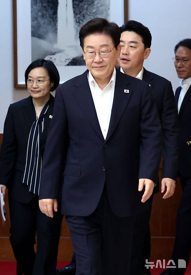 [서울=뉴시스] 조성봉 기자 = 이재명 대통령이 10일 청와대에서 열린 메가프로젝트 2차 민관합동 점검회의에 입장하고 있다. 2026.08.10. suncho21@newsis.com