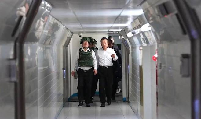 [서울=뉴시스] 라이칭더 대만 총통이 5일 연례 군사훈련인 ‘한광훈련’에서 참수 작전에 대비해 방탄복과 헬멧을 착용하고 이동하고 있다.(출처: SCMP) 2026.08.10. *재판매 및 DB 금지