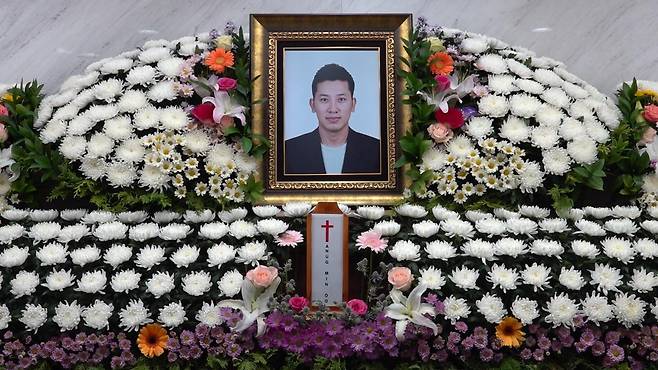 지난 7월 1일 KTX철도공사 현장에서 컨베이어벨트에 끼여 목숨을 잃은 故 아웅민우 씨. 그는 서른일곱살의 4남매를 둔 아빠였다.