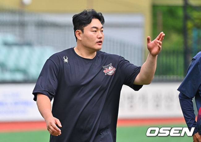 [OSEN=울산, 이석우 기자] 27일 울산 문수야구장에서 2026 메디힐 KBO 퓨처스리그 울산 웨일즈와 롯데 자이언츠의 경기가 열린다. 울산 웨일즈 최지만이 첫 출전을 앞두고 있다.울산 웨일즈 최지만이 롯데 자이언츠 코치들과 인사를 하고 있다. 2026.06.27 / foto0307@osen.co.kr