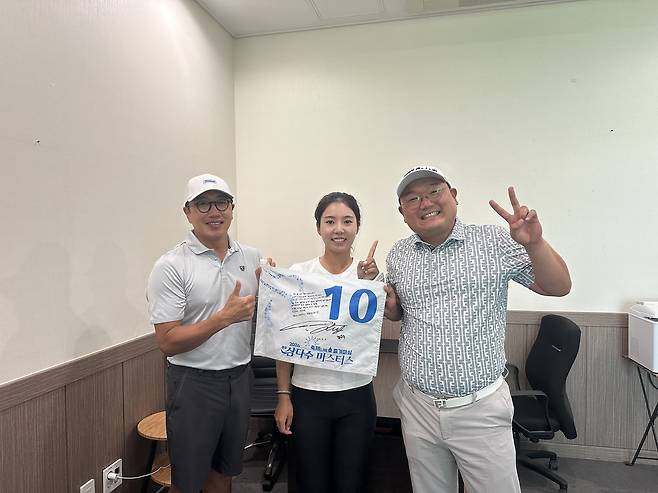 제주삼다수 마스터스에서 생애 첫 우승을 달성한 장은수(가운데)가 10일 스윙 코치인 박정훈(왼쪽), 전정호 프로와 기념 사진을 찍고 있다. 사진 제공=장은수