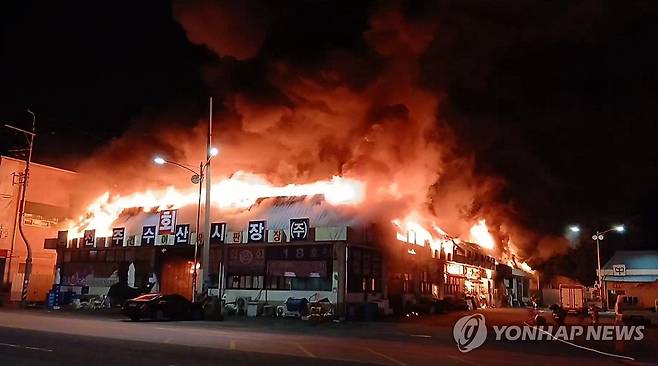 전주 송천동 농수산물시장에서 불 (전주=연합뉴스) 9일 오후 11시 13분께 전북 전주시 덕진구 송천동의 한 농수산물시장에서 불이 나 소방 대원들이 진화하고 있다. 2026.8.10 [전북자치도소방본부 제공. 재판매 및 DB 금지] warm@yna.co.kr
