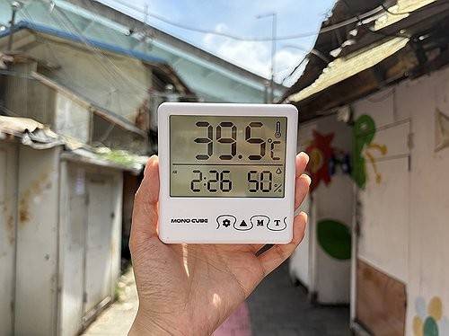 지난달 12일 오후 2시 반께 서울 영등포역 인근 쪽방촌 골목에서 온도계가 39.5도로 찍히고 있다. [연합뉴스 자료사진. 재판매 및 DB 금지]
