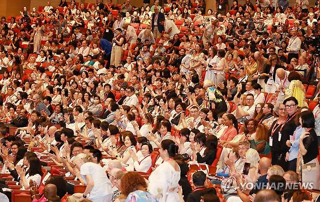 세계 도서관인의 축제, 부산서 개막 (부산=연합뉴스) 강선배 기자 = 10일 부산 해운대구 벡스코 오디토리움에서 열린 '2026 부산 세계도서관정보대회' 개회식에서 각국 참가자들이 개회식을 지켜보고 있다. 2026.8.10 sbkang@yna.co.kr