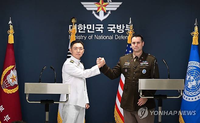 악수하는 장도영 합동참모본부 공보실장·라이언 도날드 주한미군사 공보실장 (서울=연합뉴스) 10일 서울 용산구 국방부 브리핑룸에서 열린 '2026 UFS연습 한미 공동브리핑'에 참석한 장도영 합동참모본부 공보실장과 라이언 도날드 주한미군사 공보실장이 악수하고 있다. 2026.8.10 [사진공동취재단] photo@yna.co.kr