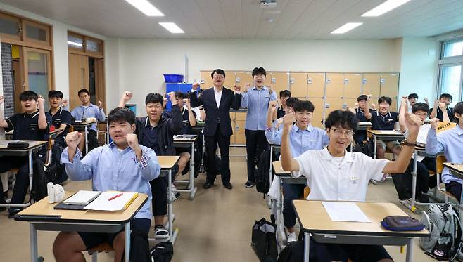 오석진 대전교육감이 2027학년도 대학수학능력시험을 100일 앞둔 11일 충남고등학교를 찾아 고3 수험생들을 격려하고 있다. (사진=대전교육청 제공)