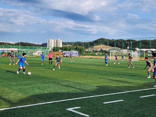 지난해 안동에서 열린 전국 고등 축구리그 왕중왕전에서 선수들이 치열한 볼 경합을 벌이고 있다. 안동시 제공,