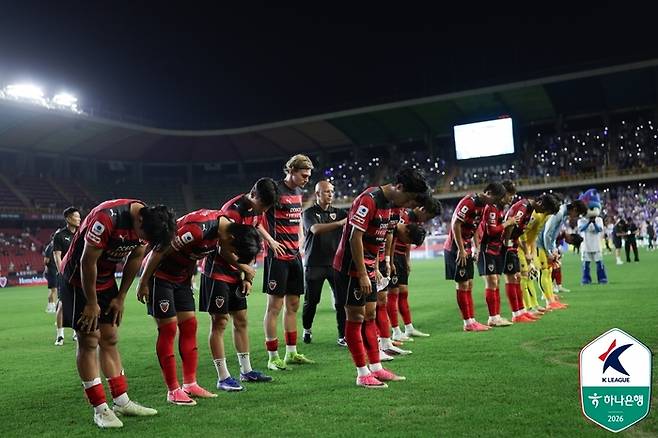 포항 선수단이 울산전에서 패한 뒤 인사하고 있다. 사진 | 한국프로축구연맹