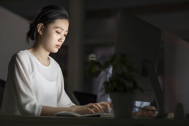 AI로 노동시간이 줄어들 것이라는 일부 글로벌 빅테크 기업 경영진의 전망과 달리 AI 분야 현업 근로자들은 장시간 노동에 시달린다는 증언이 나왔다. 게티이미지뱅크 제공